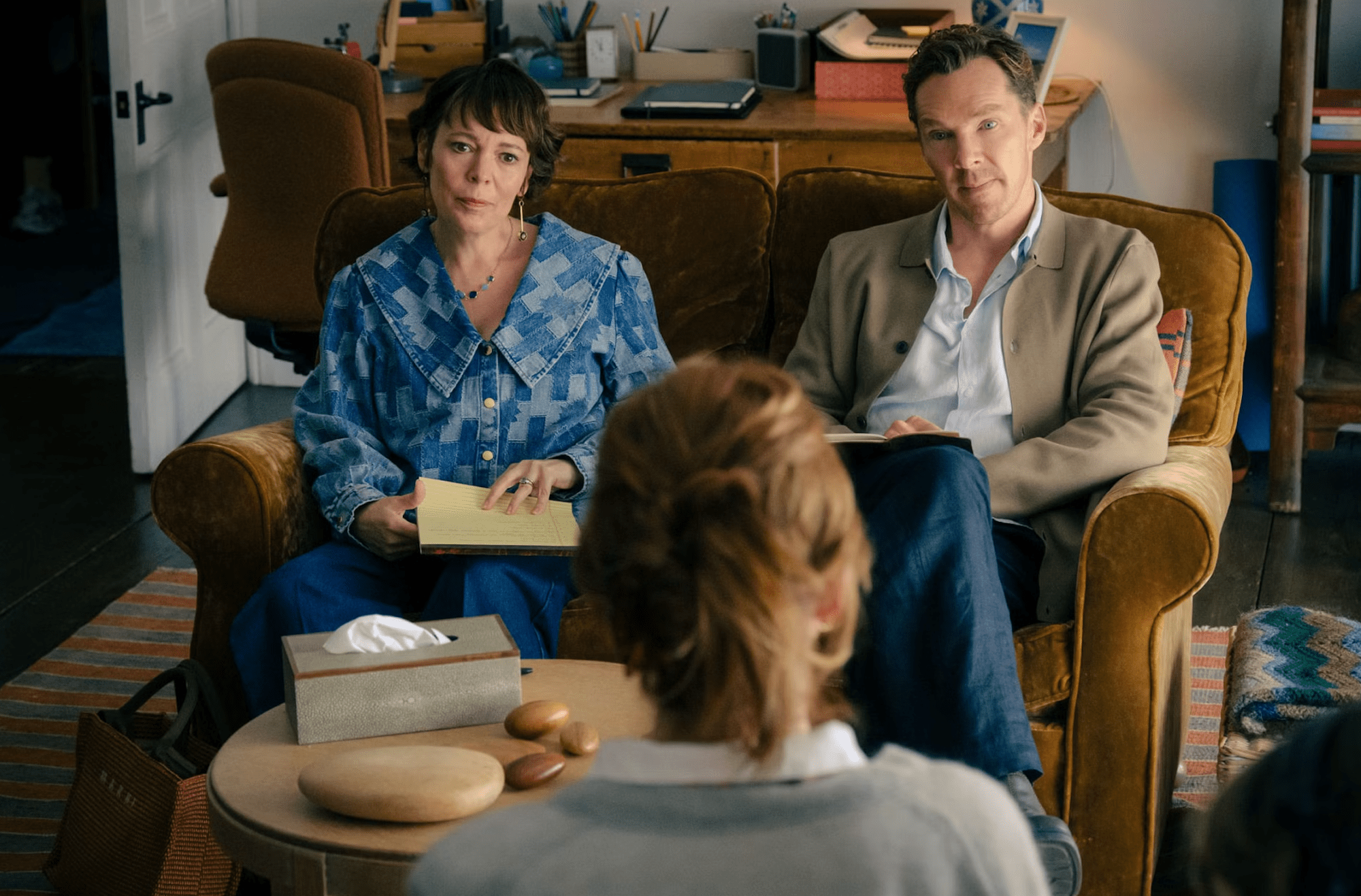 Olivia Colman and Benedict Cumberbatch in THE ROSES. Photo by Jaap Buitendijk, Courtesy of Searchlight Pictures. © 2025 Searchlight Pictures All Rights Reserved.
